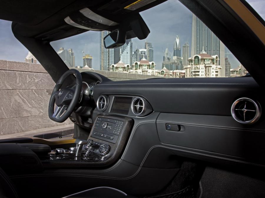 Интерьер Mercedes-Benz SLS AMG Desert Gold 2010 года  (фото 22 из 29)